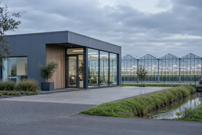 Bedrijfspand in het Westland, omgeven door kassen